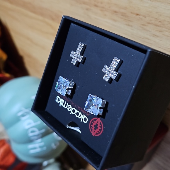 Akademiks  2 pair of beautiful earrings. Square stone and cross boxed set - Picture 3 of 5